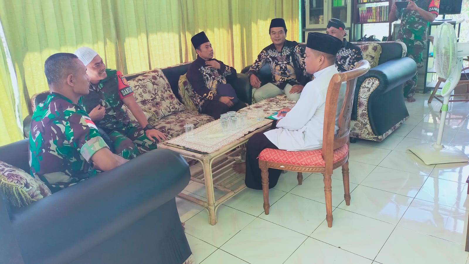 Satgas Yonarmed 1 Kostrad Gelar Bakti Sosial Bagikan Paket Sembako