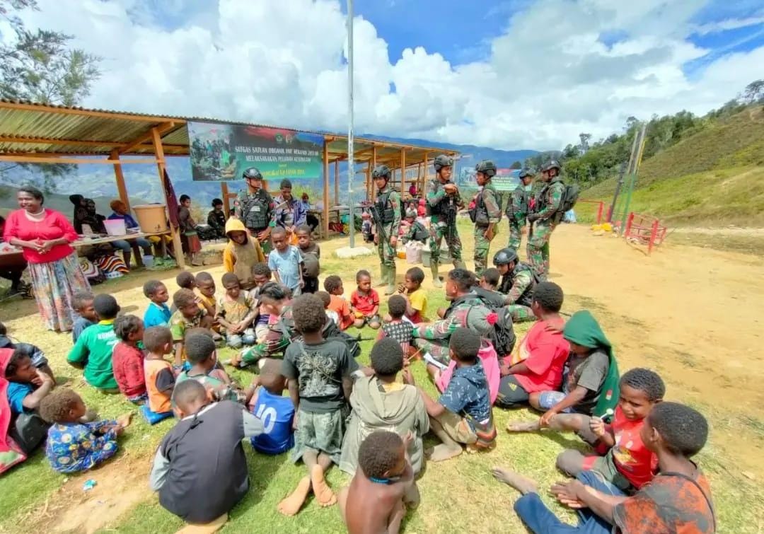 Satgas Yonif Mekanis 203/AK Ajak Anak-anak Pegunungan Tengah Papua Belajar dan Bermain