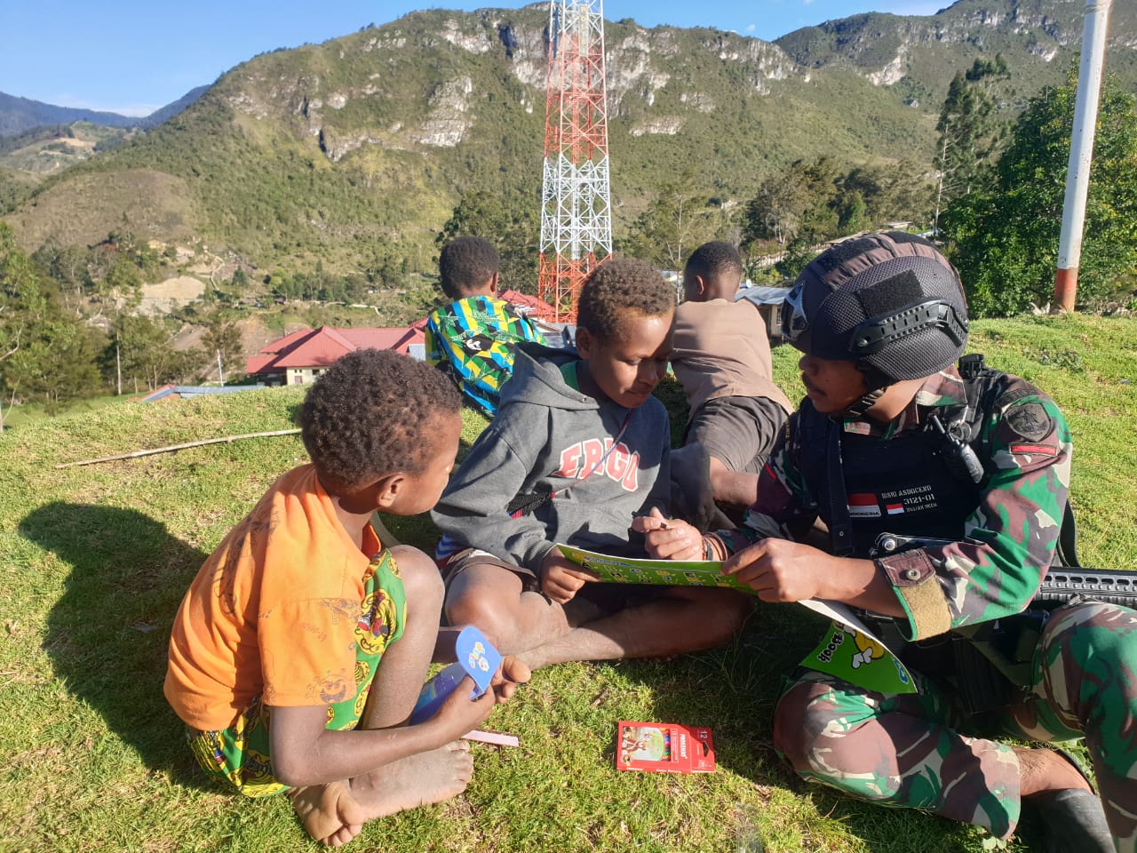 Tunjukan Bukti Keakraban, Satgas Yonif Mekanis 203/AK Menggambar dan Mewarnai Bersama Anak-anak Pegunungan Tengah Papua