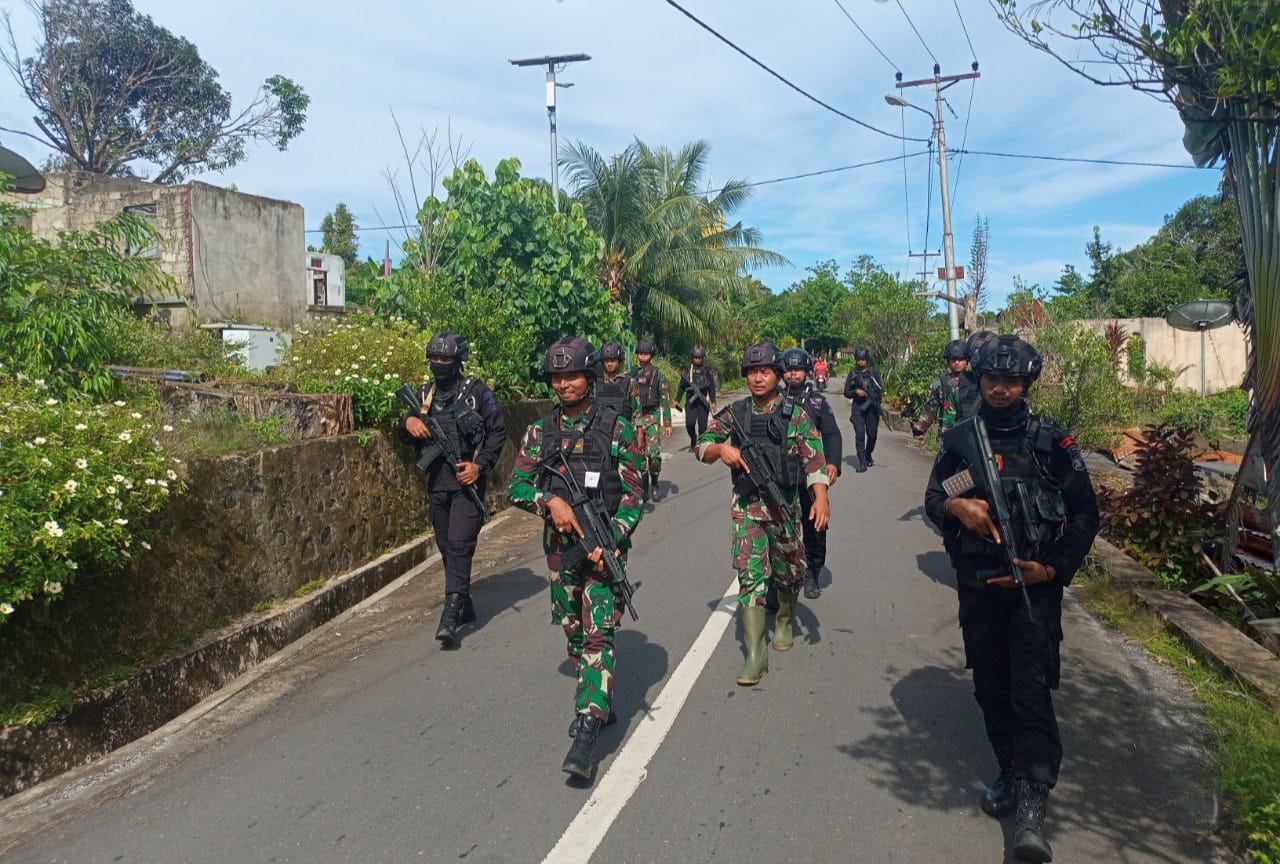 Ciptakan Kedamaian, Satgas Yonarmed 1 Kostrad Gandeng Satgas Aman Nusa Brimob Laksanakan Patroli Gabungan di Negeri Kariu