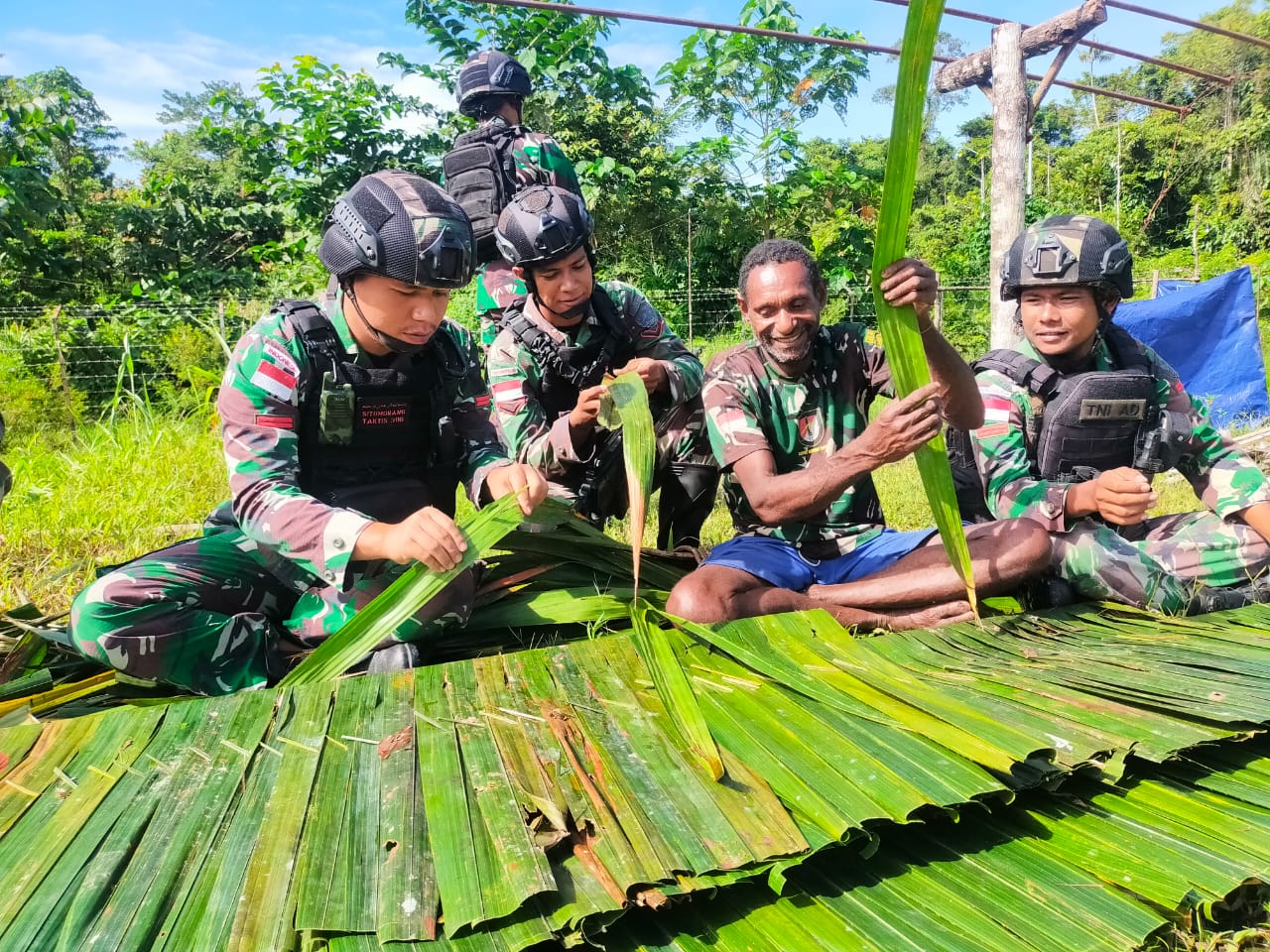 Sambil Menyelam Minum Air, Satgas Yonif Raider 142/KJ Lakukan Anjangsana Dapat Ilmu Cara Membuat Atap Rumbia