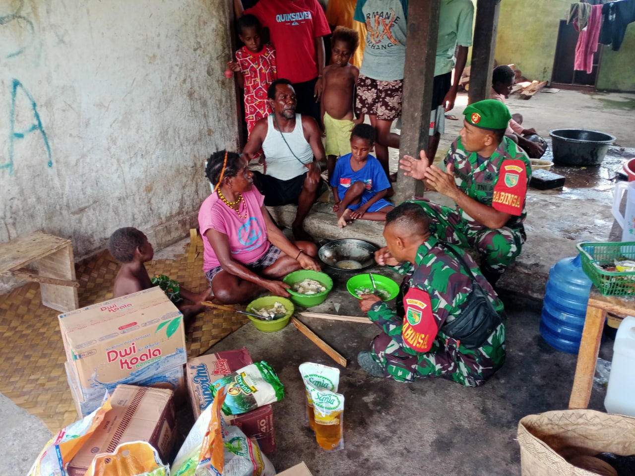 Babinsa Koramil 1710-02/Timika Berikan Bantuan Sembako Kepada Keluarga Alm. Serda Falerius