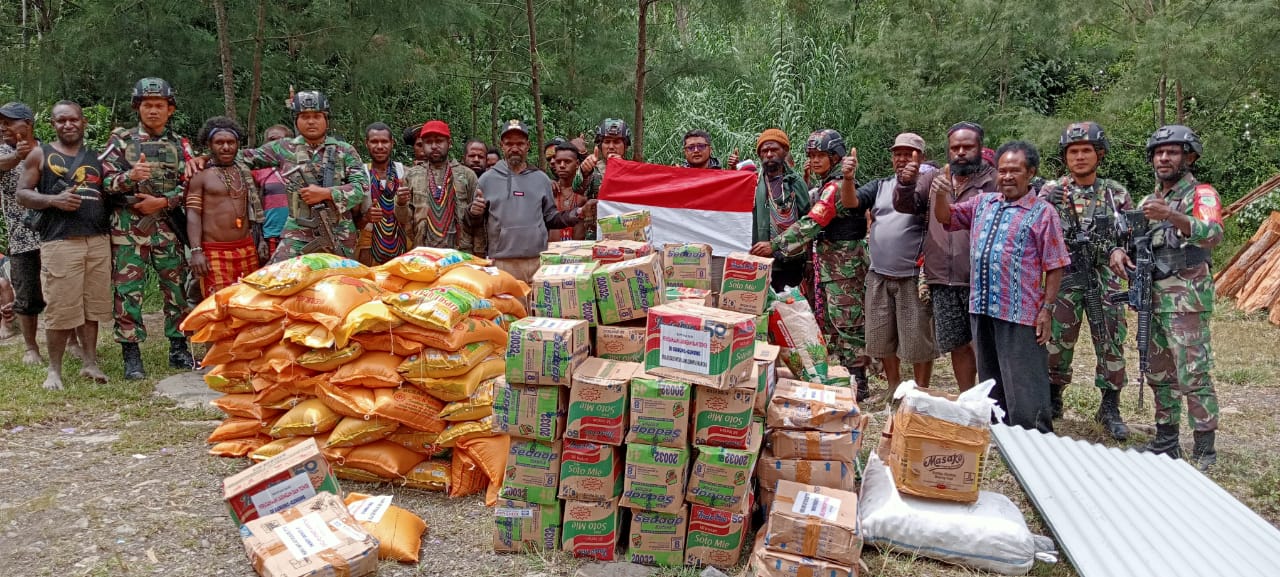 Dandim 1714/Puncak Jaya Beri Bantuan 100 Lembar Seng untuk Pembangunan Honai di Kampung Timobut