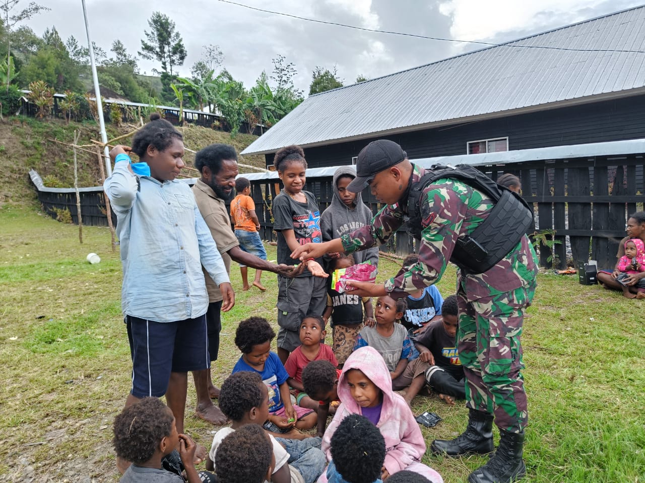 Cara Satgas Yonif Raider 142/KJ Membuat Pemuda dan Anak-anak Tersenyum