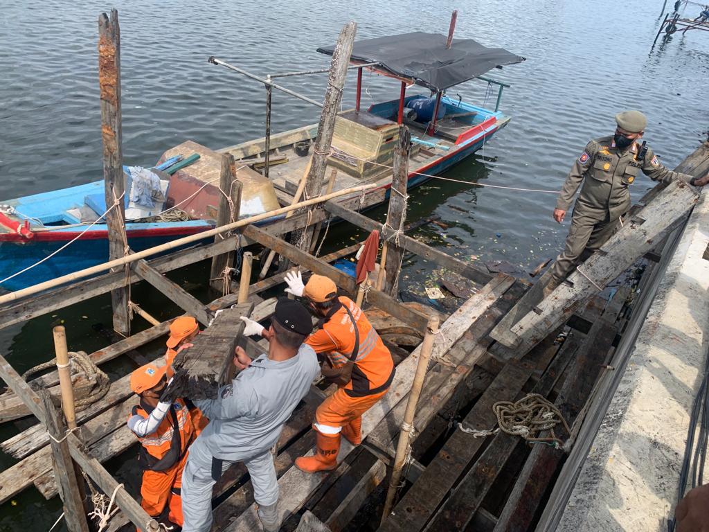 Bakamla RI Tertibkan Dermaga Liar Sepanjang Tanggul Pengamanan Pantai Jakarta