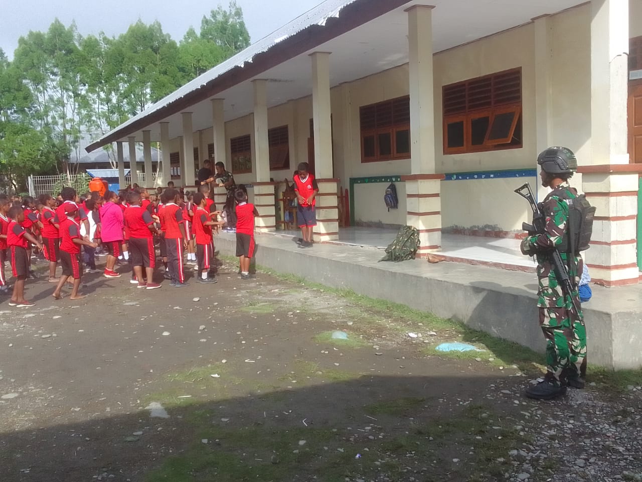 Dengan Senam Maumere, Satgas Yonif Raider 142/KJ Bersama Anak-anak SD Bulmu Gembira Ria