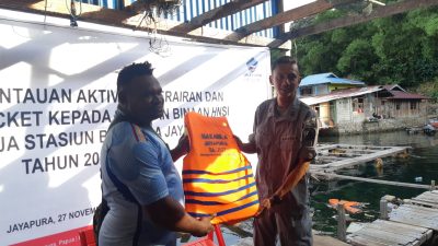 Stasiun Bakamla Jayapura Bagikan 30 Life Jacket Kepada Nelayan