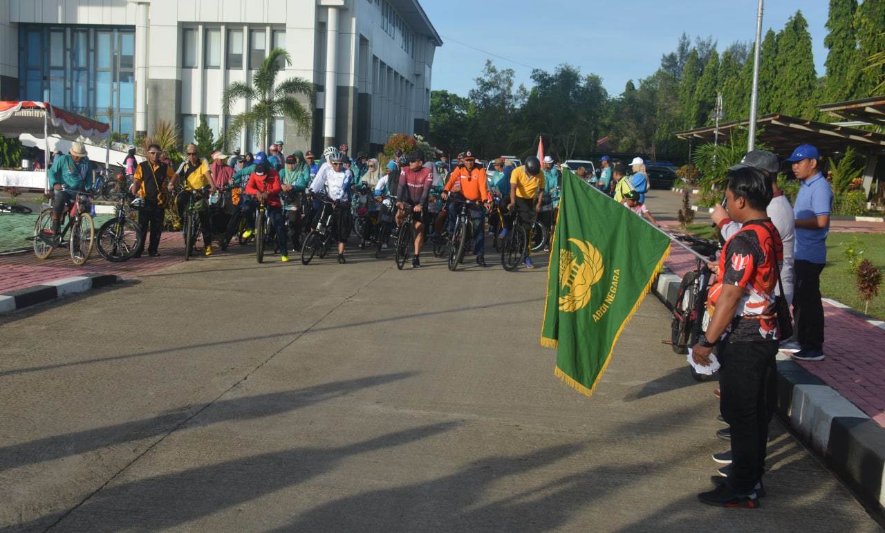 Meriahkan HUT Korpri Ke-51, Anggota Korem 174/ATW Ikuti Jalan Santai dan Sepeda Santai