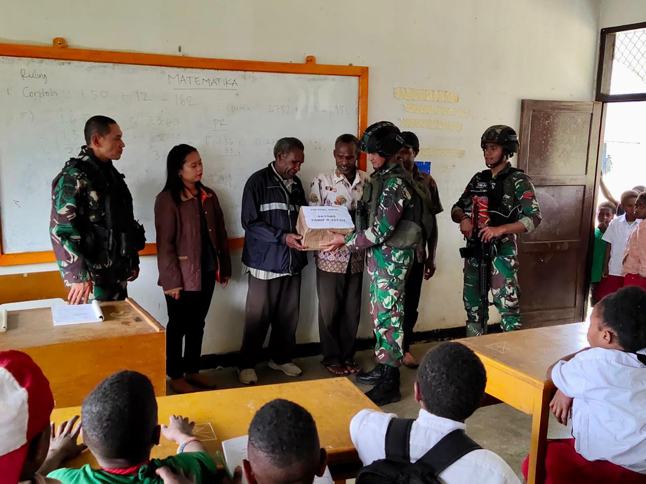 Ada Kotak Mencurigakan di SD Napua! Ternyata Perlengkapan Bantuan Sekolah