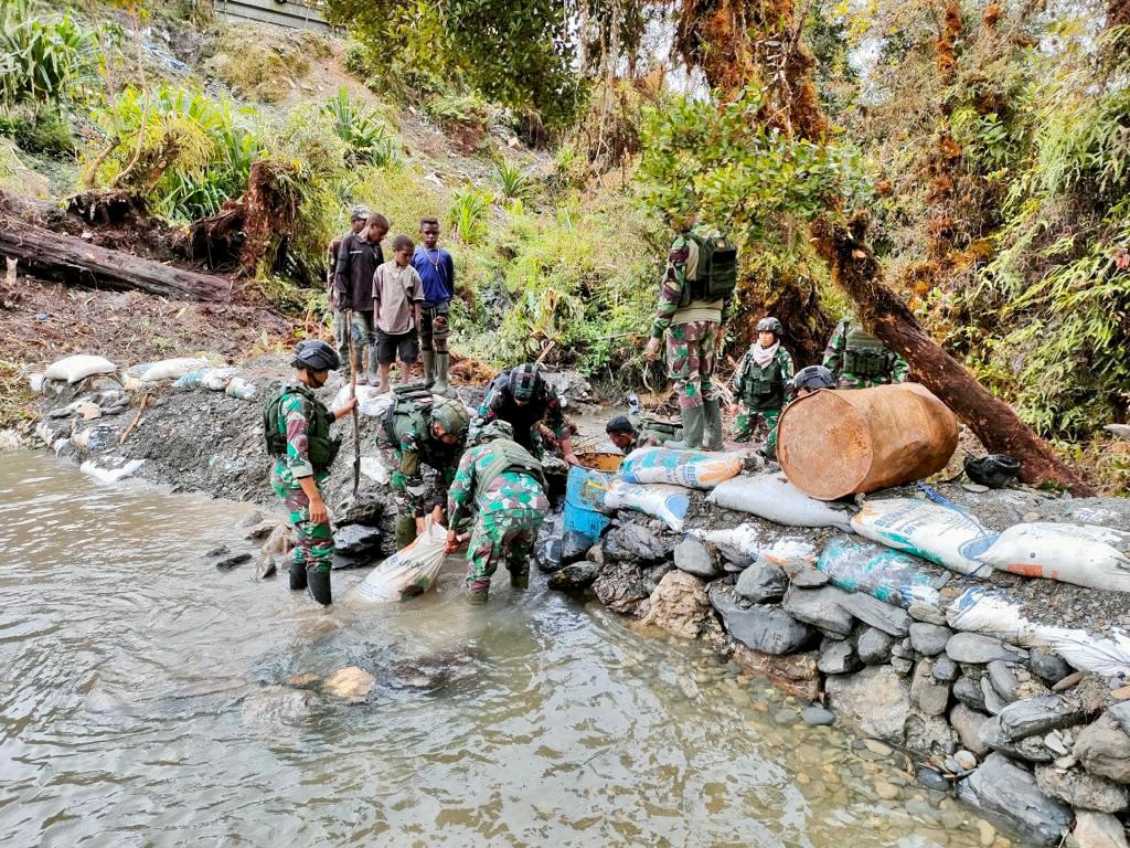 Menyambung Asa Wujudkan Cita: Satgas Kostrad Perbaiki Jembatan di Papua