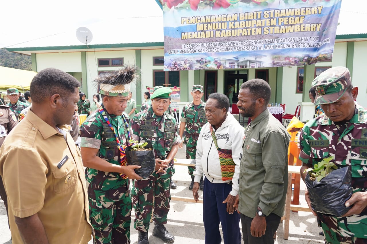 Prajurit Kodam Kasuari Siap Bantu dan Dorong Wujudkan Pegaf Kabupaten Strawberry