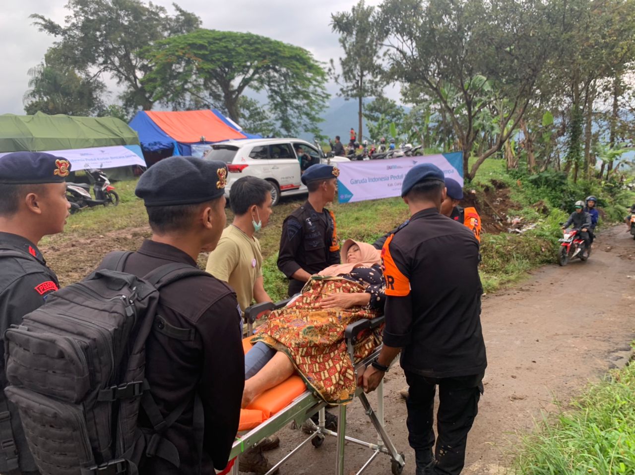 Pertolongan Korban Gempa Cianjur di Desa Terisolir Dilakukan Brimob Polri dengan Tandu