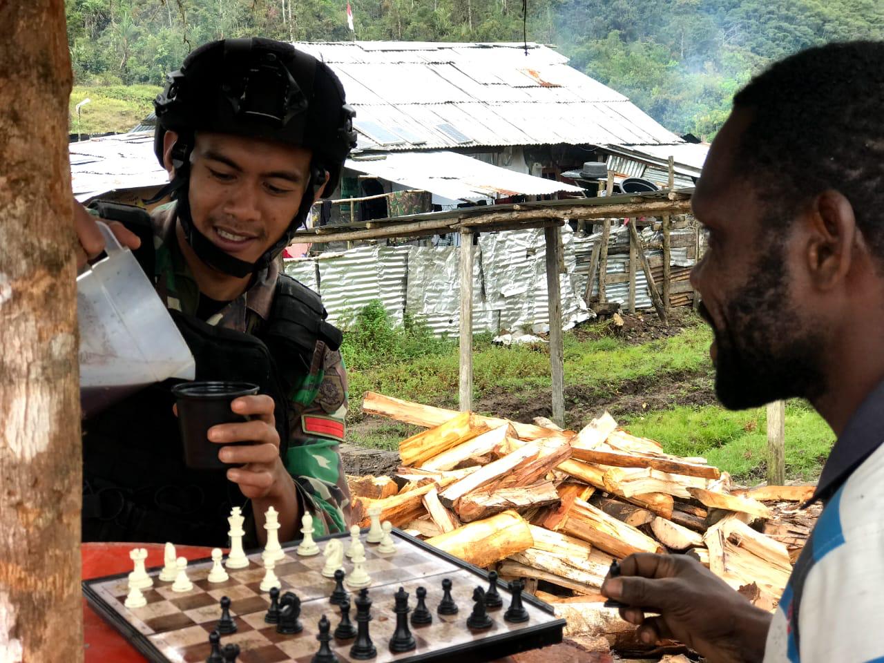 Satgas Kostrad Ajarkan Permainan Berpikir Keras: Anak Papua Bermain Cerdas