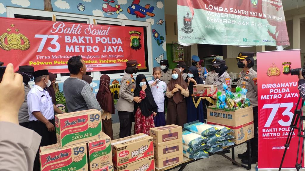 Sambut HUT Polda Metro Jaya ke-73, Polres Pelabuhan Tanjung Priok Berbagi Bantuan di Muara Angke