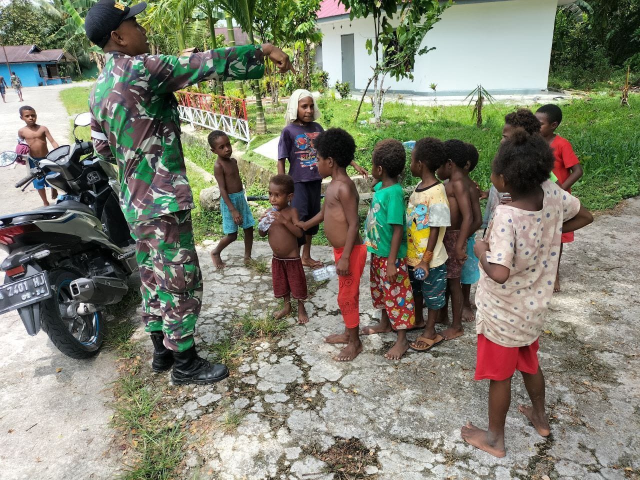 Peduli Dengan Generasi Bangsa, Babinsa Koramil 1710-07/Mapurujaya Bekali Wasbang Sembari Bergurau dan Bagikan Snack Kepada Anak-anak