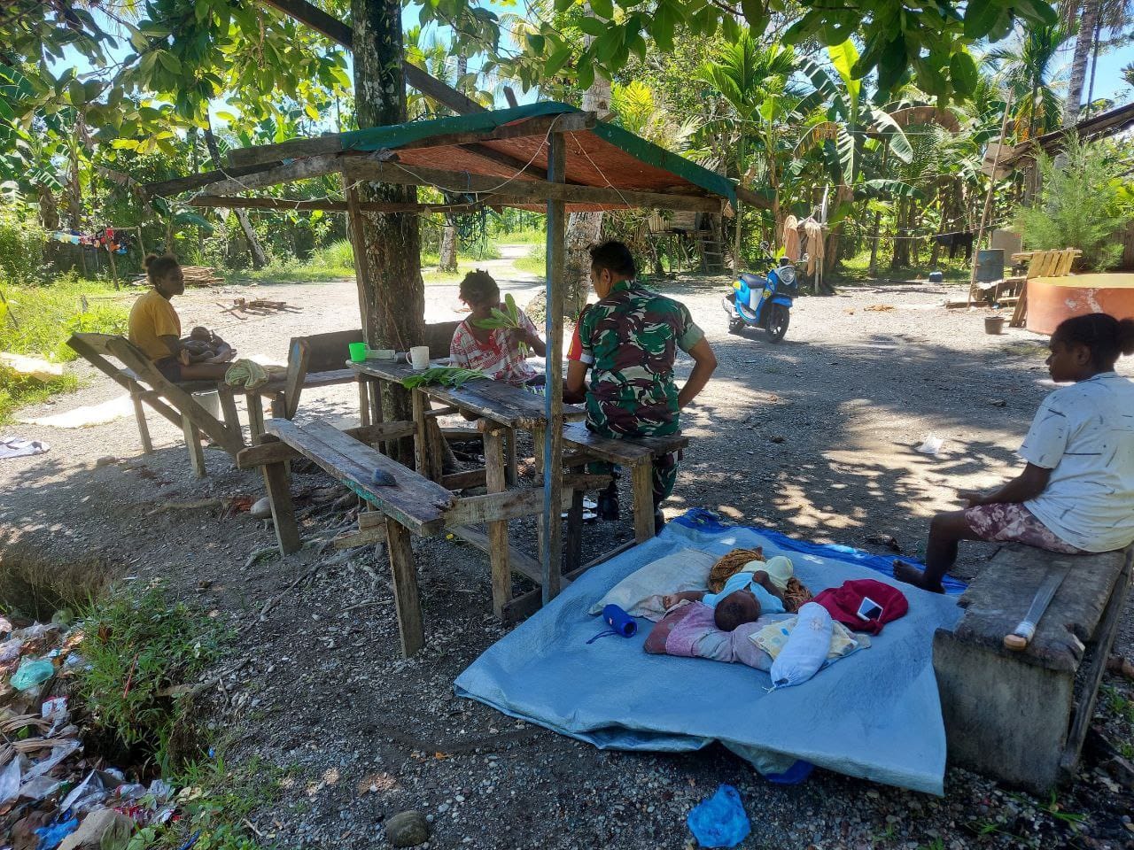 Peduli Sesama, Babinsa Koramil Mapurujaya Masuk Dapur