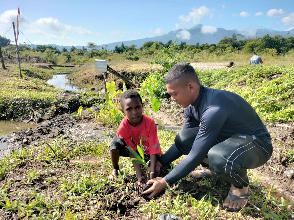 Satgas Yonif Raider 142/KJ Tanamkan Kecintaan Terhadap Alam Sejak Dini Pada Anak Papua