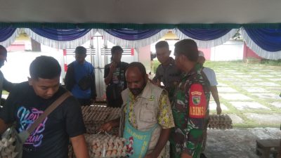 Dukung Program Pemerintah Daerah, Babinsa Koramil 1710-07/Mapurujaya Dampingi Kegiatan Pasar Murah