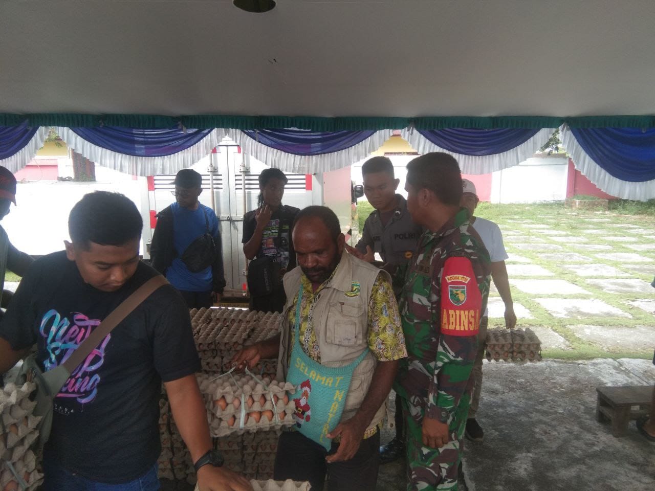 Dukung Program Pemerintah Daerah, Babinsa Koramil 1710-07/Mapurujaya Dampingi Kegiatan Pasar Murah