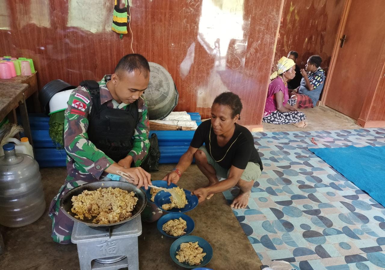 Kebersamaan Satgas Yonif R 142/KJ Masak dan Makan Bersama Warga Dengan Makanan Khas TNI