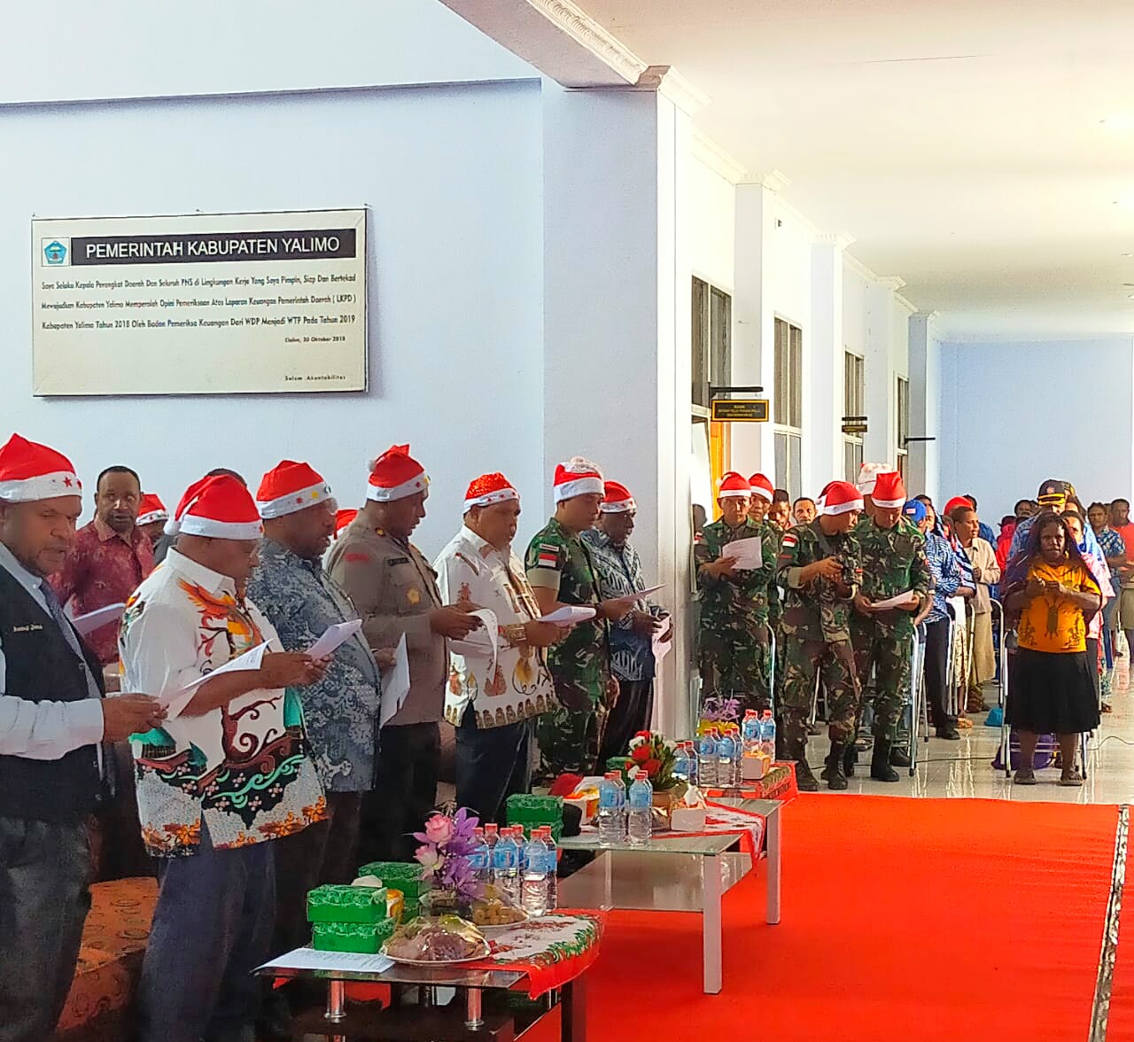 Kebersamaan Satgas Yonif Raider 142/KJ Rayakan Natal Gabungan di Kabupaten Yalimo