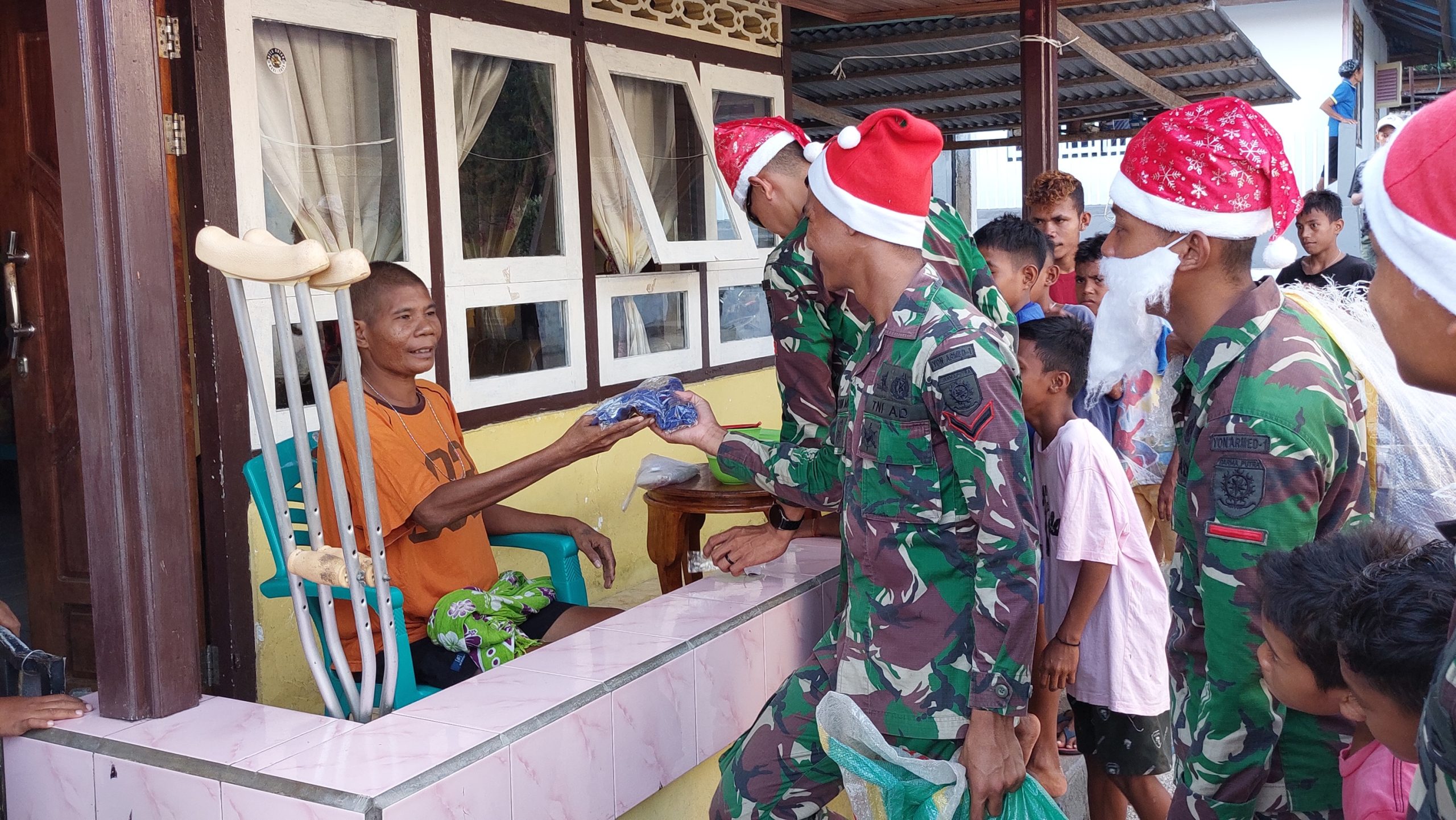 Penuh Kasih, Pasukan Ajusta Hangatkan Suasana ‘Camp Pengungsian’ Warga Kariu