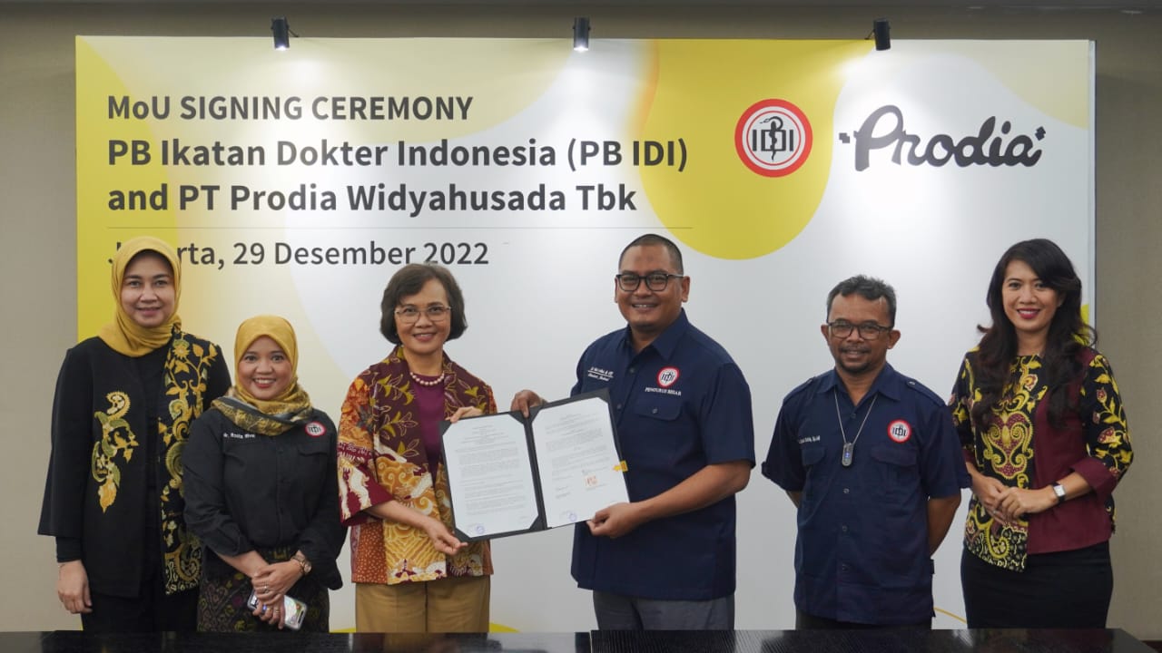 Jajaran PT Prodia Widyahusada Tbk bersama Pengurus Besar IDI berfoto bersama
