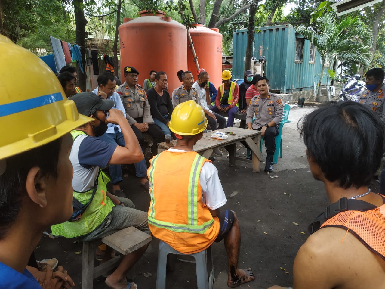 Kapolsek Kali Baru Bincang Kamtibmas sambil Ngopi Bareng TKBM Marunda