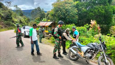 Berikan Rasa Aman, Satgas Yonif Raider 142/KJ Bersinergi Lakukan Sweeping Kendaraan