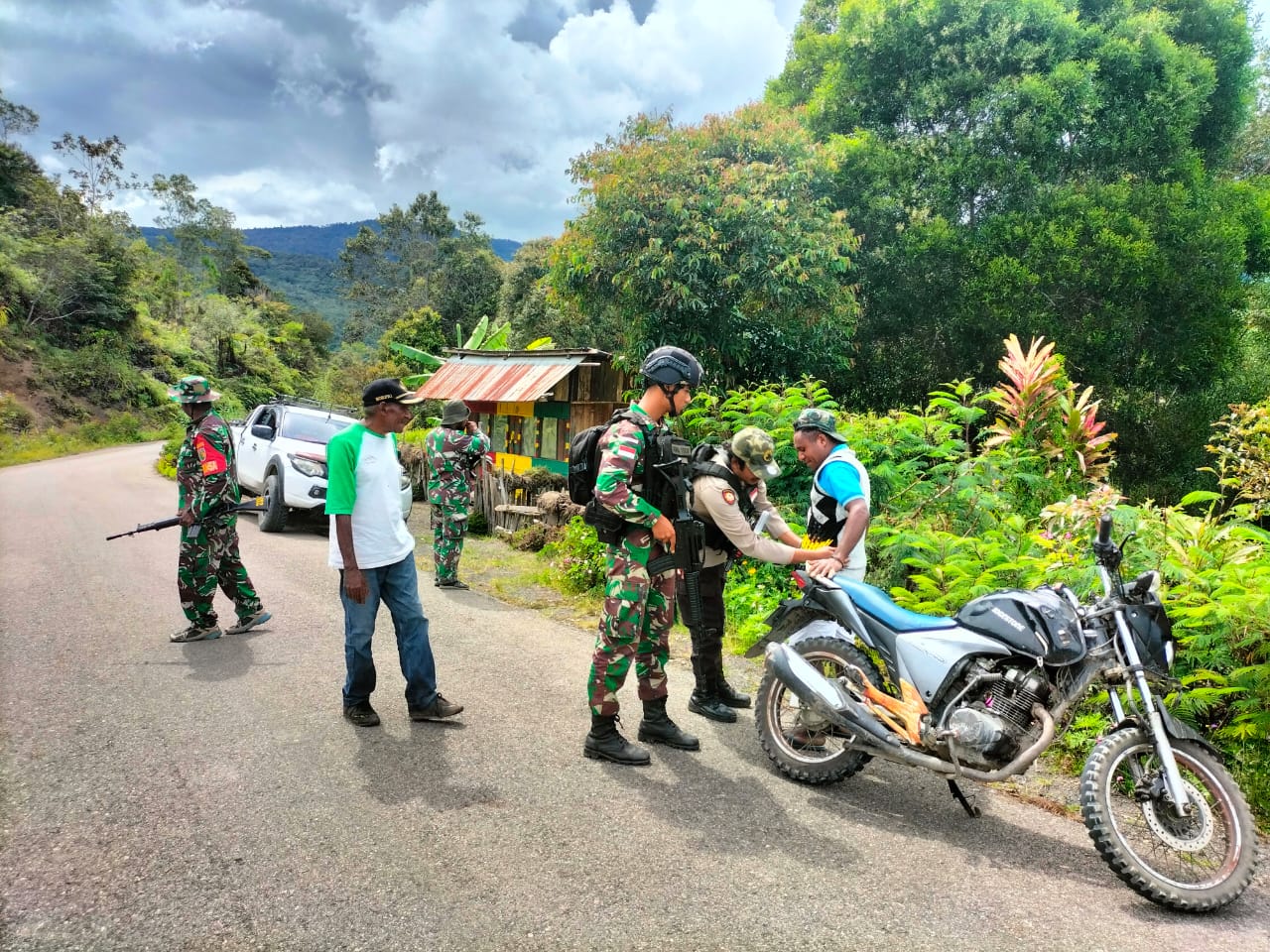 Berikan Rasa Aman, Satgas Yonif Raider 142/KJ Bersinergi Lakukan Sweeping Kendaraan