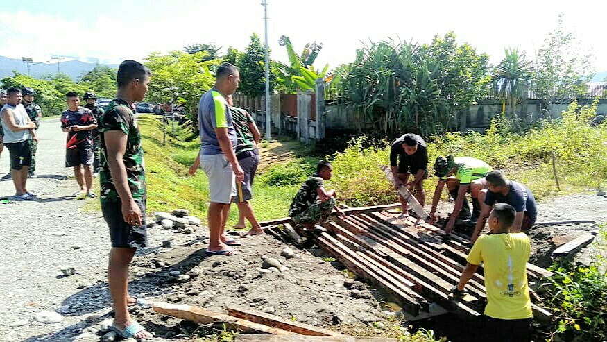 Jembatan Rusak, Satgas Yonif Raider 142/KJ Tebar Aksi Dengan Perbaiki Jembatan