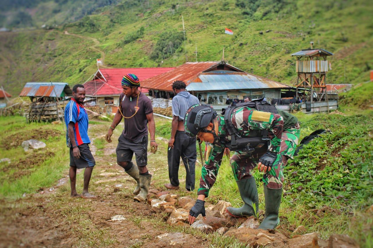 Satgas Kostrad Bangun Jalur Transportasi Bersama Masyarakat: Roda Perekonomian Papua Semakin Kuat