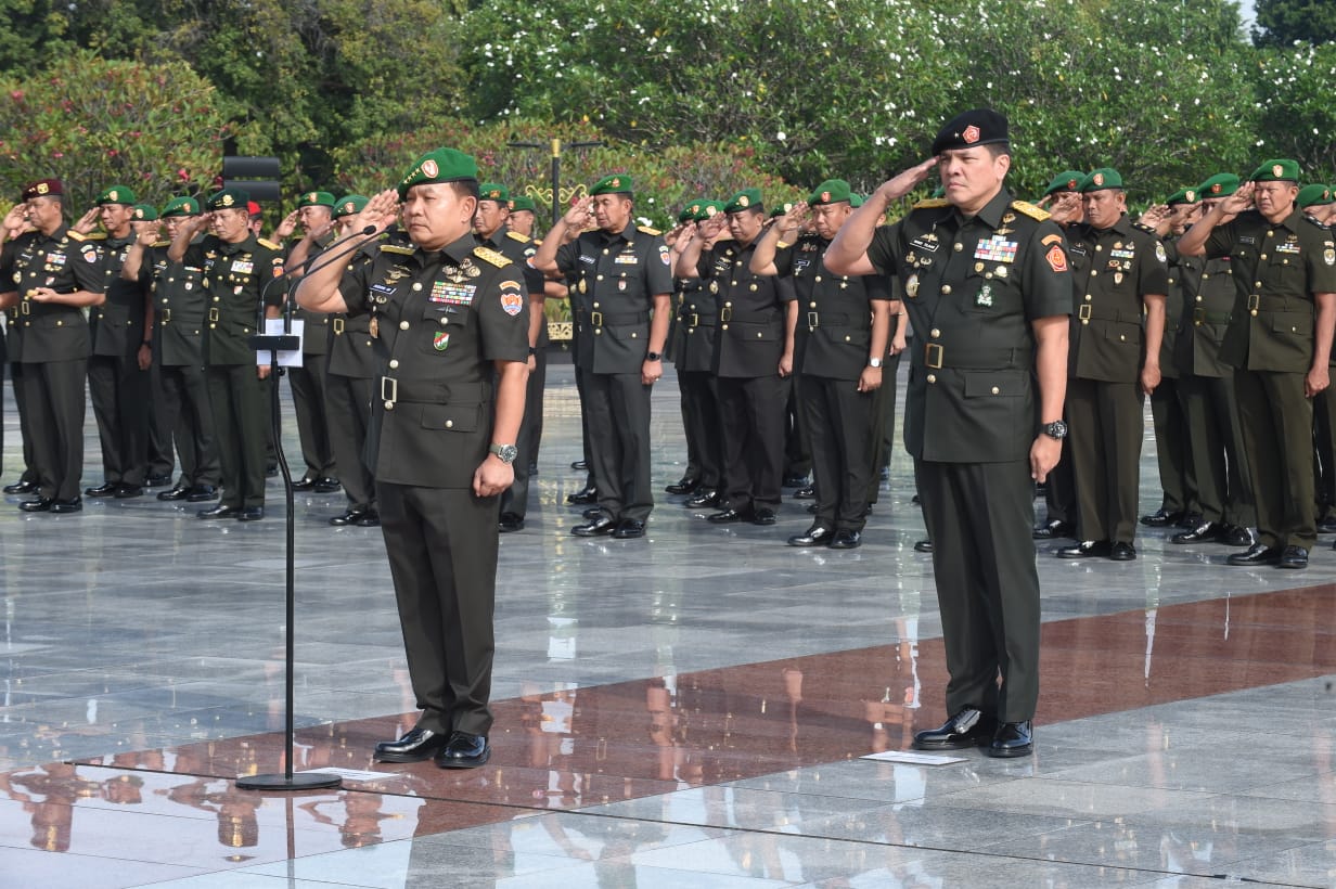 Peringati Hari Juang TNI AD, Jenderal Dudung Tabur Bunga di Makam Mantan Kasad