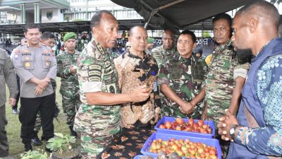 Pemukulan Tifa Tandai Pembukaan Pameran UMKM dan Temu Karya: Papua Barat Berkarya Kodam XVIII/Kasuari Tahun 2022