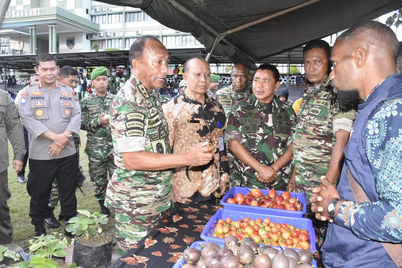 Pemukulan Tifa Tandai Pembukaan Pameran UMKM dan Temu Karya: Papua Barat Berkarya Kodam XVIII/Kasuari Tahun 2022