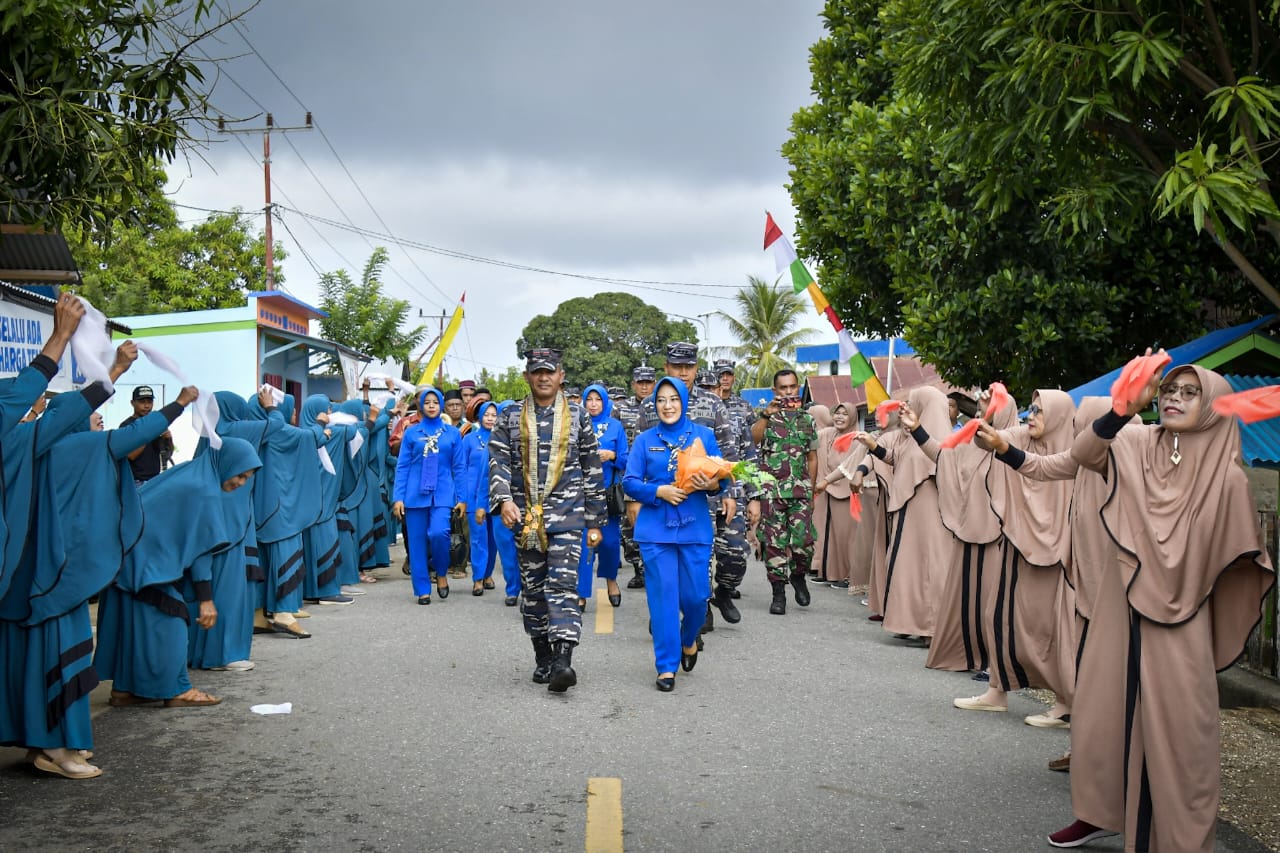 Danlantamal IX Disambut Haru Oleh Masyarakat Negeri Pasanea