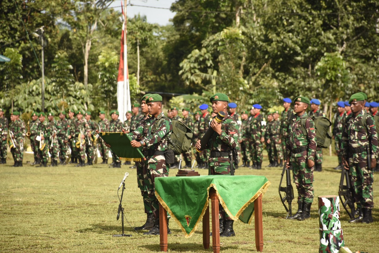 Kodam Kasuari Tampilkan Pasukan Tradisional Saat HUT Infanteri di Yonif 761/KA