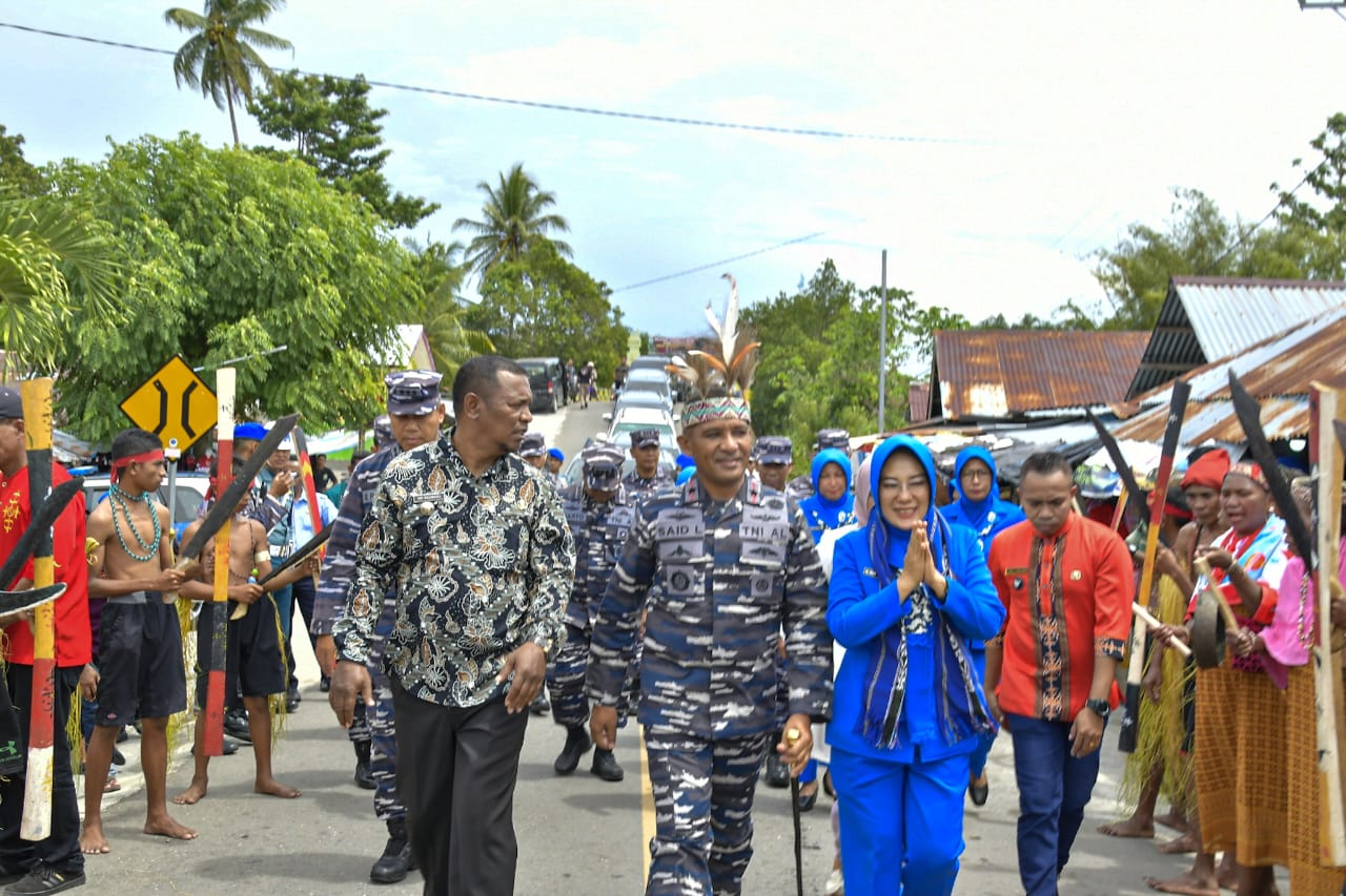 Tarian Cakalele Sambut Kedatangan Danlantamal di Negeri Taniwel