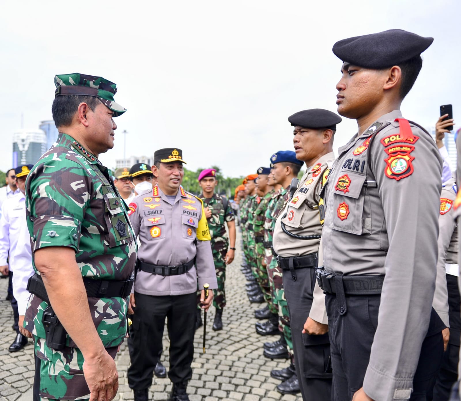 Apel Gelar Pasukan: Kapolri Pastikan Seluruh Pihak Siap Amankan Natal dan Tahun Baru