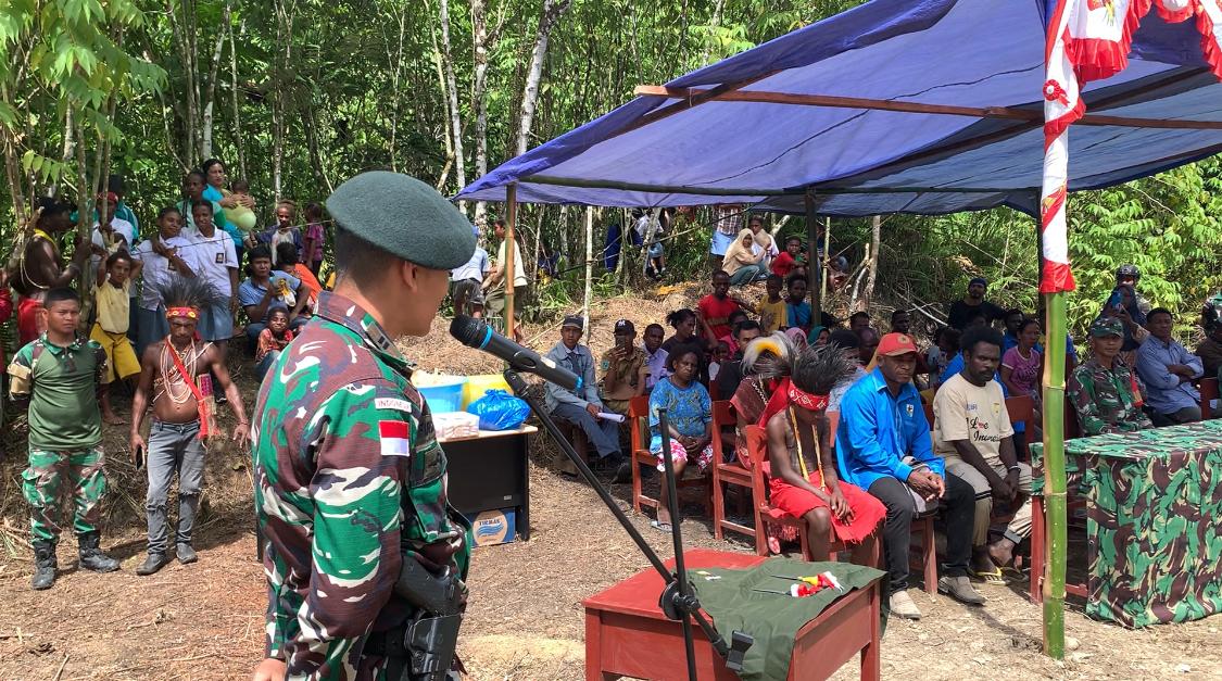 Pererat Sinergitas, Satgas Yonif RK 136/TS dan Masyarakat Distrik Yembun Bangun Gapura