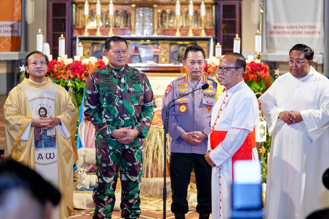 Kapolri Tinjau Gereja di Malam Natal: Pastikan TNI-Polri Beri Rasa Aman Sepanjang Nataru