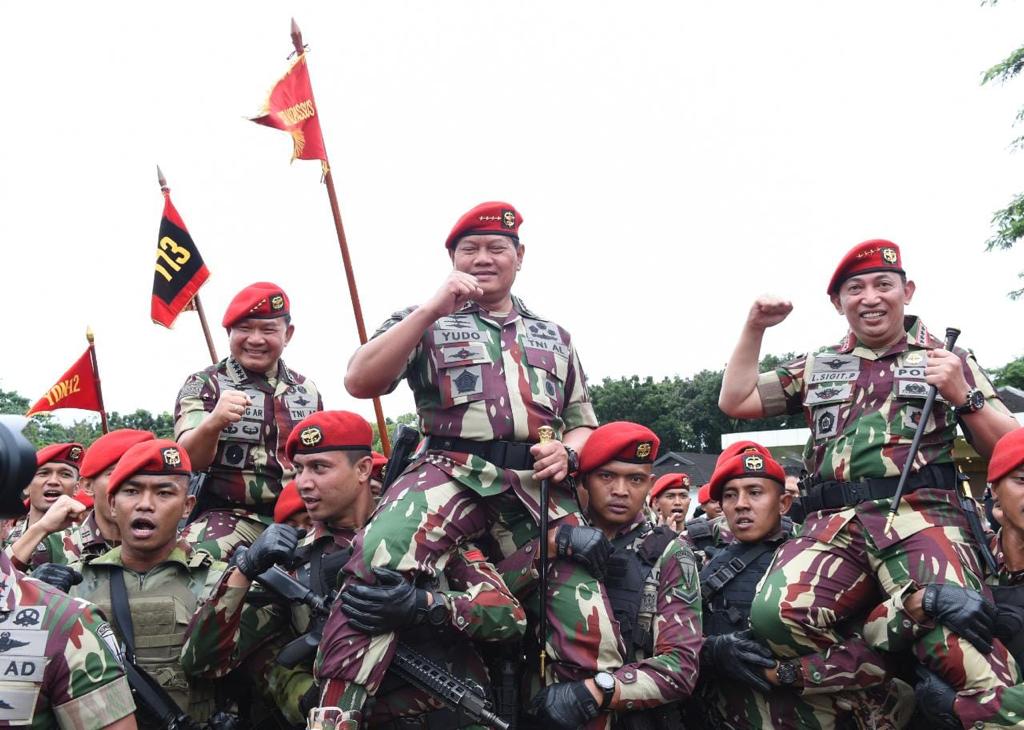 Kasad Sematkan Brevet: Baret dan Sangkur Komando Kopassus Kepada Panglima TNI dan Kapolri