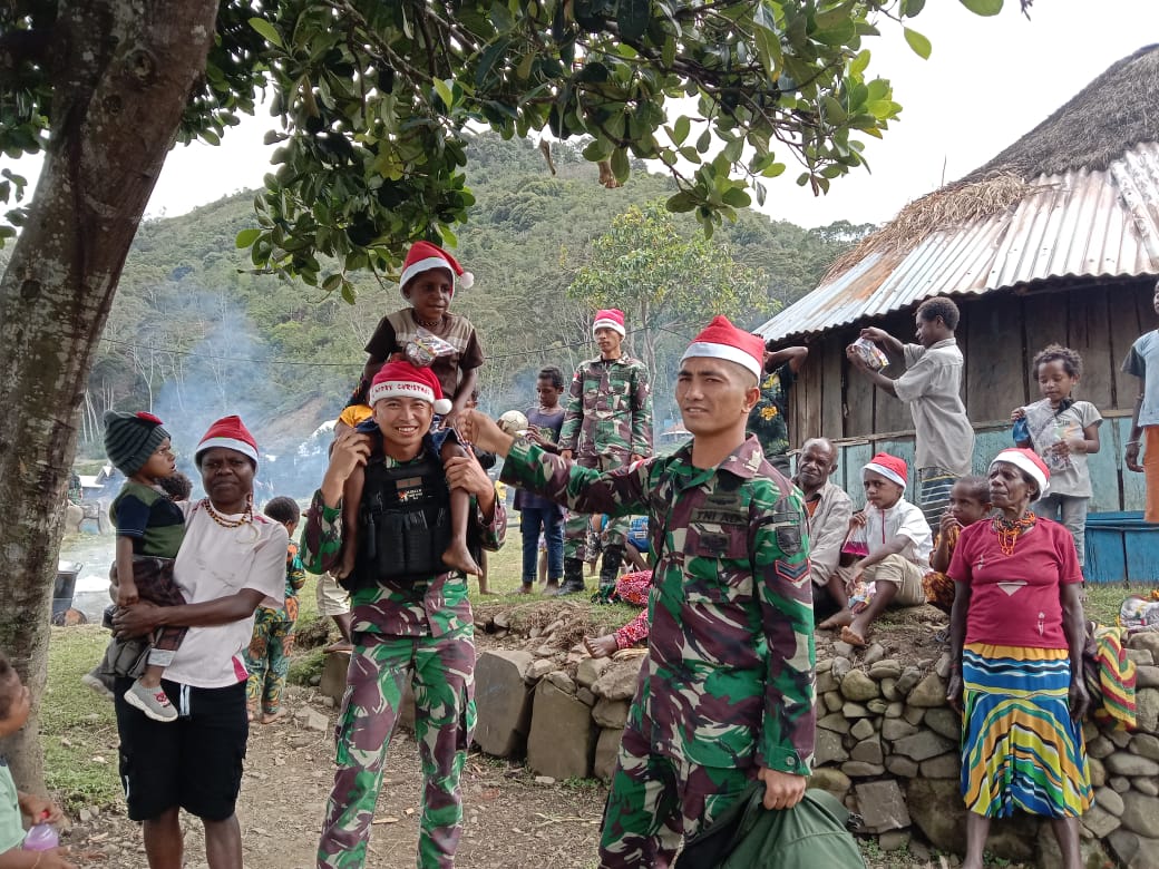 Kumpul Natal Ala Satgas Pamtas Yonif Raider 142/KJ di Papua Pegunungan