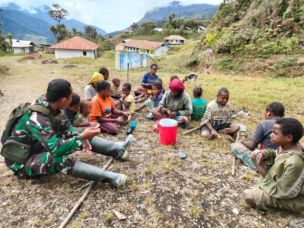 Canda Tawa di Papua Pegunungan, Prajurit Cakra Jawara Ngopi Bareng Hilangkan Lelah Setelah Berkebun