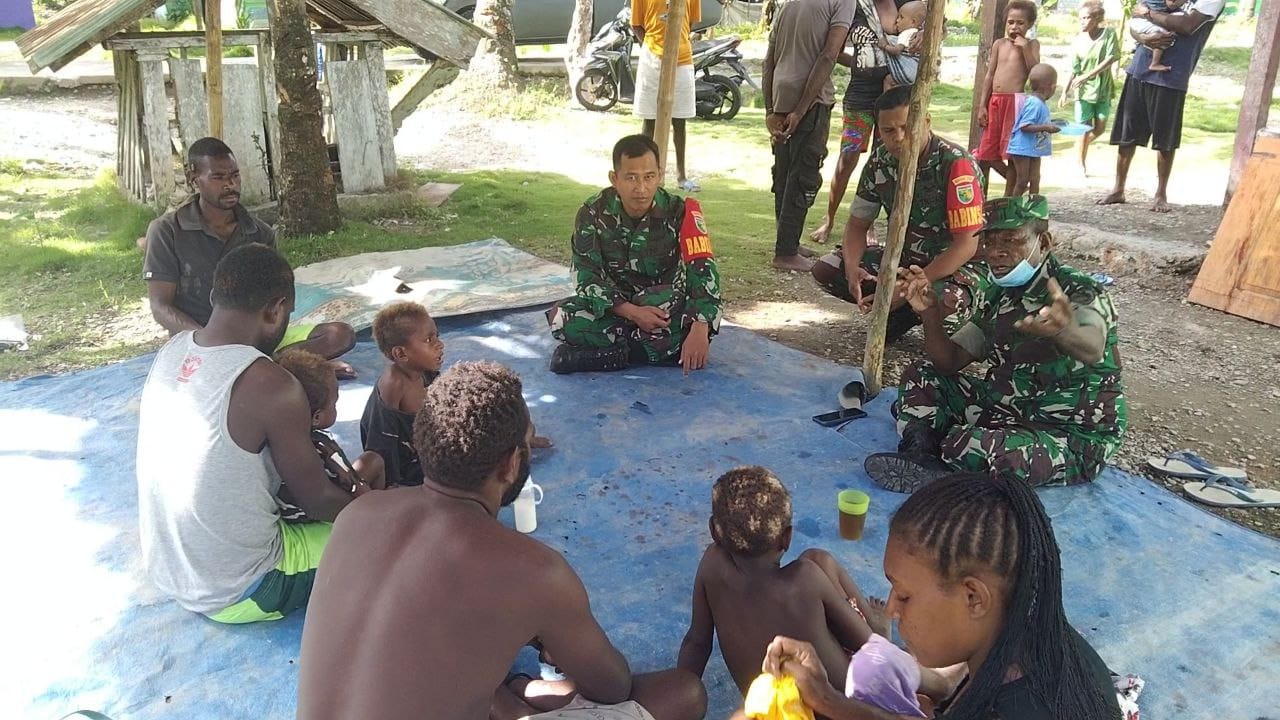 Peduli Dengan Keamanan Wilayah, Melalui Giat Komsos Danramil 1710-07/Mapurujaya Seru Warga Jaga Kamtibmas