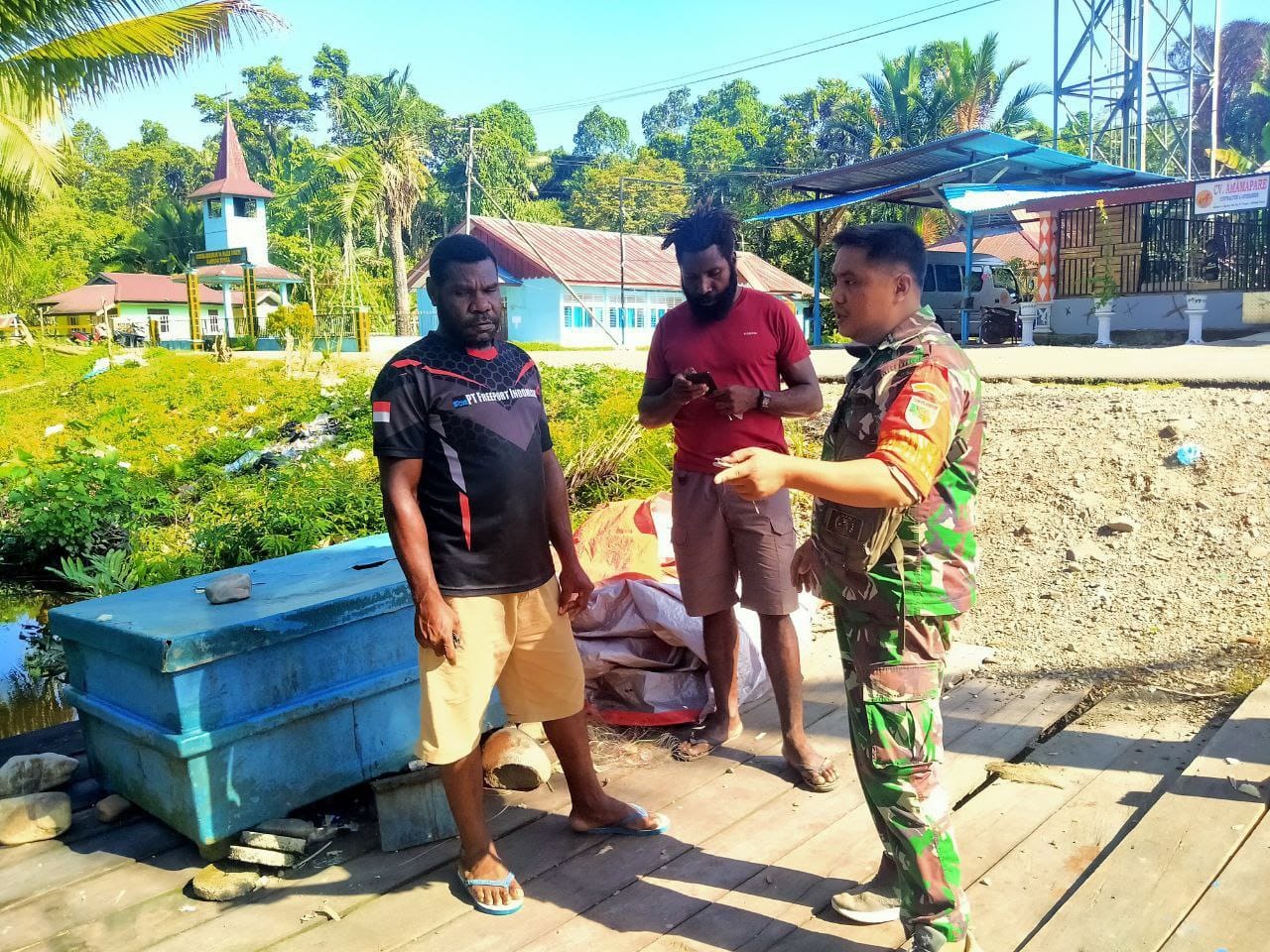 Waspada Cuaca Buruk, Babinsa Mapurujaya Komsos Bersama Nelayan di Kampung Tipuka