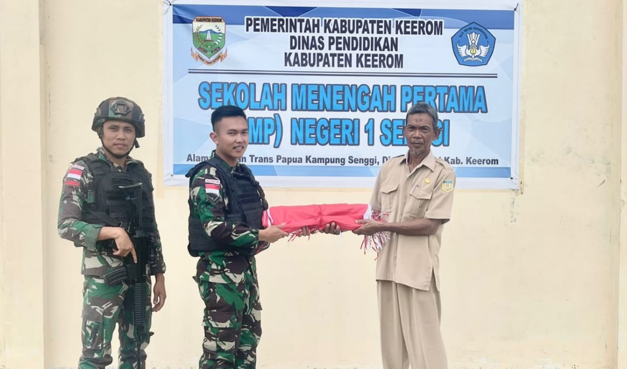 Satgas Yonif 143/TWEJ Berikan Bantuan Perlengkapan di Sekolah Perbatasan RI-PNG