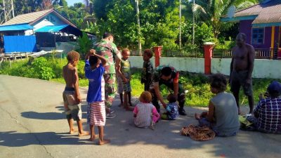 Babinsa Koramil 1710-07/Mapurujaya Sembari Bergurau dan Bagikan Snack Tanamkan Rasa Cinta Tanah Air Sejak Dini