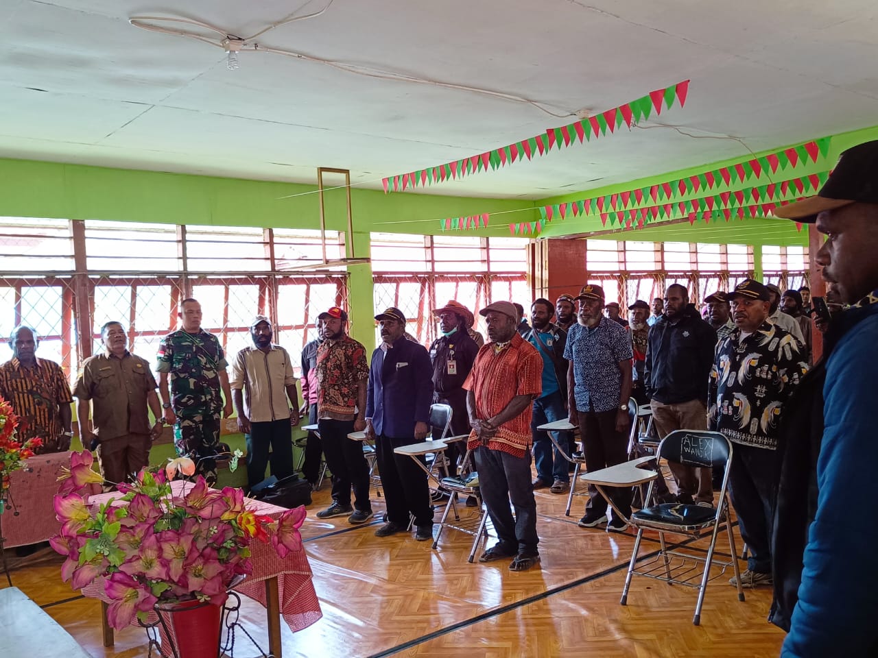 Bersama Tetua Adat Prajurit Satgas Yonif R 142/KJ Hadiri Musyawarah Daerah Lembaga Masyarakat Tolikara