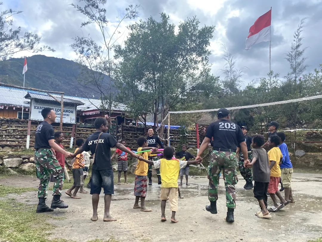 Satgas Yonif Mekanis 203/AK Berikan Kebahagiaan Kepada Anak-anak Distrik Malagayneri